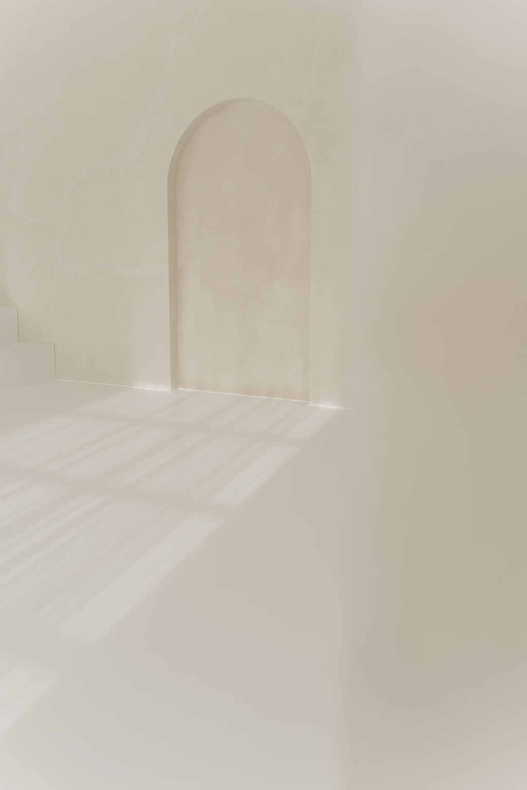 Landloft Tageslichtstudio - minimalistisches Architekturdetail mit Bogentür