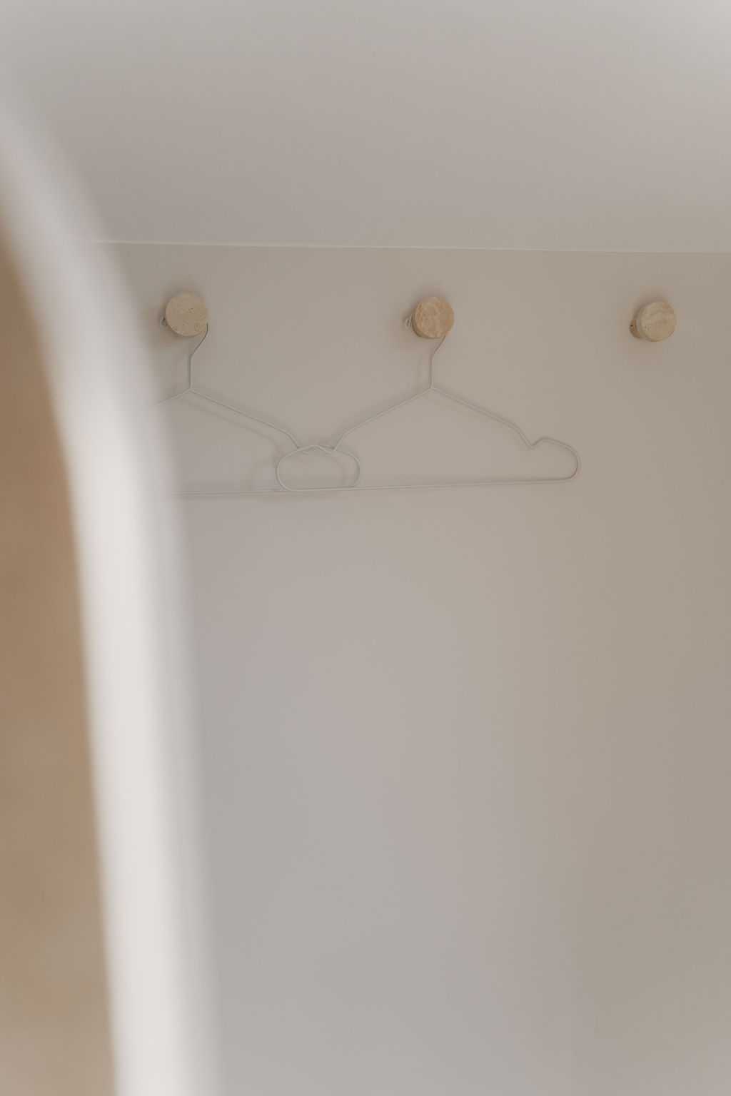 Landloft Studio - Wolkenförmige Kleiderbügel an Steinknöpfen