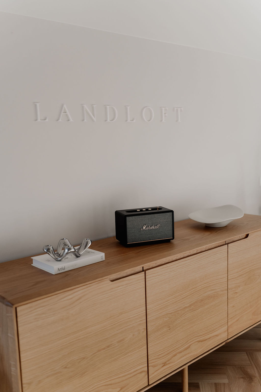 Landloft Studio - Eichen-Sideboard mit LANDLOFT-Schriftzug und Marshall-Lautsprecher